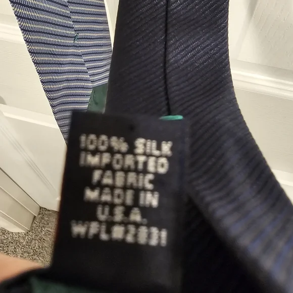 NWOT Tommy Hilfiger Men's 100% Silk Navy and White Diagonal Striped Tie - Picture 4 of 7